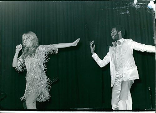 Гроздобер фотографија на Силви Вартан и човек што настапува заедно на сцената .- Ноември 1972 година