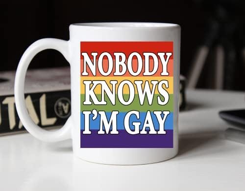 ЛГБТ Никој не знае дека сум отворено геј виножито кафе кригла - 11oz бела сегашност за пријател lубовник сопруг сопругата браќа и сестри деца