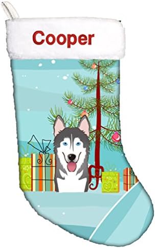 Каролина богатства BB1590CSEMB новогодишна елка и Алјаска Маламут персонализирани Божиќни порибници, камин што виси чорапи Божиќна сезона забава