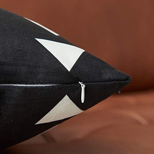 Nestinco сет од 2 црни перници капаци со бели триаголници печати 18 x 18 инчи Boho Aztec Polyester Blend квадратни декоративни капаци