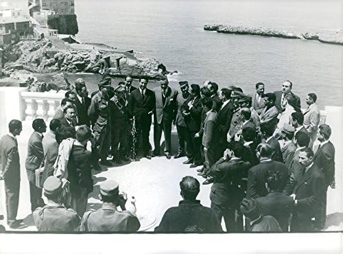 Гроздобер фотографија на Ахмед Бен Бела и Гамал Абдел Насер со зборови со луѓе.- мај 1963 година