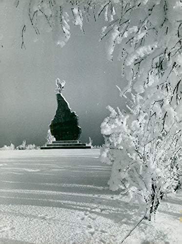 Гроздобер фотографија на племенскиот споменик во Ротнерс ќе биде на пресекот на планираниот хотел Гранд и езерото Фрикен.