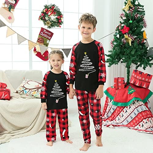 Појавување на пижами за семејство од 5 семејни соодветни Божиќни пижами поставени карирани ракави Прекрасно печатење на шема