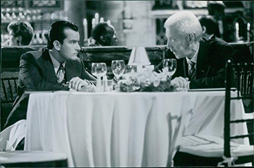 Гроздобер фотографија од сè уште на Чарли Шин и Доналд Сатерленд во заговор во сенка.