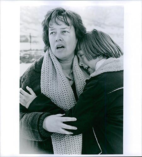 Гроздобер фотографија на Кети Бејтс и Клариса Ласиг во сцена од филмот „Дом на нашиот сопствен“.