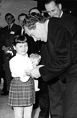 Гроздобер фотографија на Ричард Никсон и дава кукла на мало девојче.