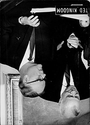Гроздобер фотографија на Сер Патрик Хенри Дин кој го потпишува договорот за нуклеарна непрофилтација, Вашингтон јули 1968 година.