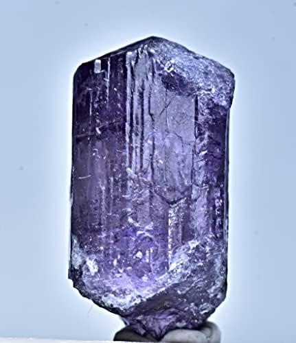 23 карат флуоресцентен прекинат со виолетова скаполит кристал