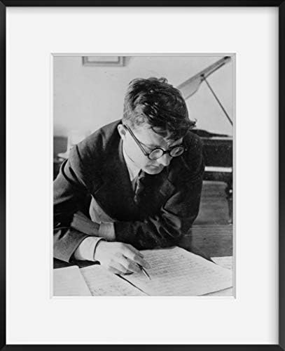 Бесконечни фотографии Фото: Дмитриј Дмитријевич Шостакович, руски композитор, музичар, пијанист, уметник, 1942 година