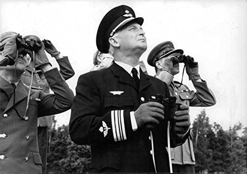 Гроздобер фотографија на пилотите на Воздухопловните сили кои го гледаат небото.1966 - Филмот за WennerStr246; Mâ € Oberst Stig WennerStr246;