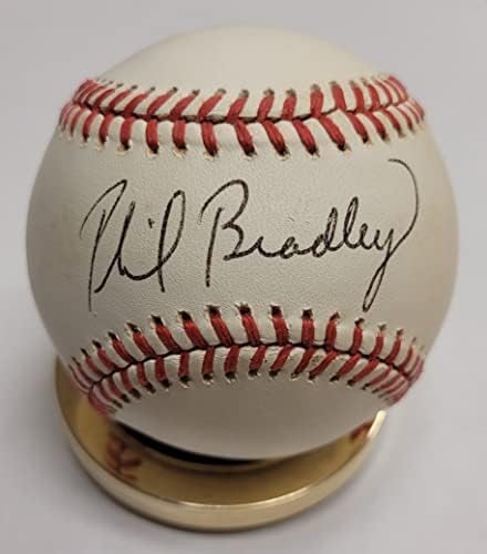 Автограмираше на официјалниот бејзбол на Националната лига на Фил Бредли
