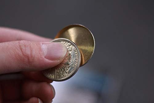 Уживател на тријада монети магични трик монети за триење на производство на производи за исчезнување три монети магија одблизу магична илузија