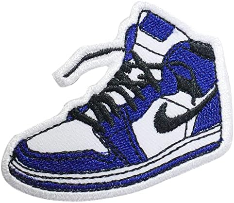 Детелина меѓу кошаркарските чевли патики железо на закрпи Приказна за играчки извезена значка, видена на лепенка за фармерки,
