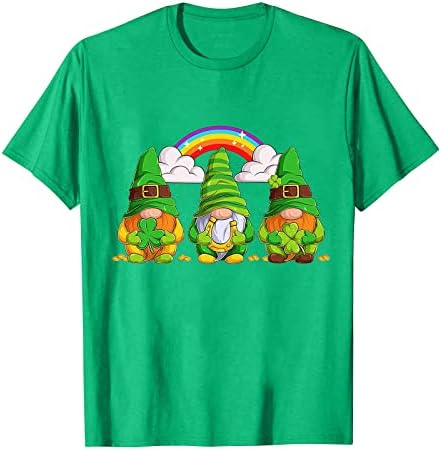 Ден на Свети Патрик Три гноми кои држат маица со маици со виножито од виножито, кои излегуваат на врвови, кошули со кратки ракави на екипаж
