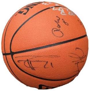 Тимот на Сан Антонио Спарс во 2005 година потпиша официјална игра кошарка ЈСА - Автограмирани кошарка